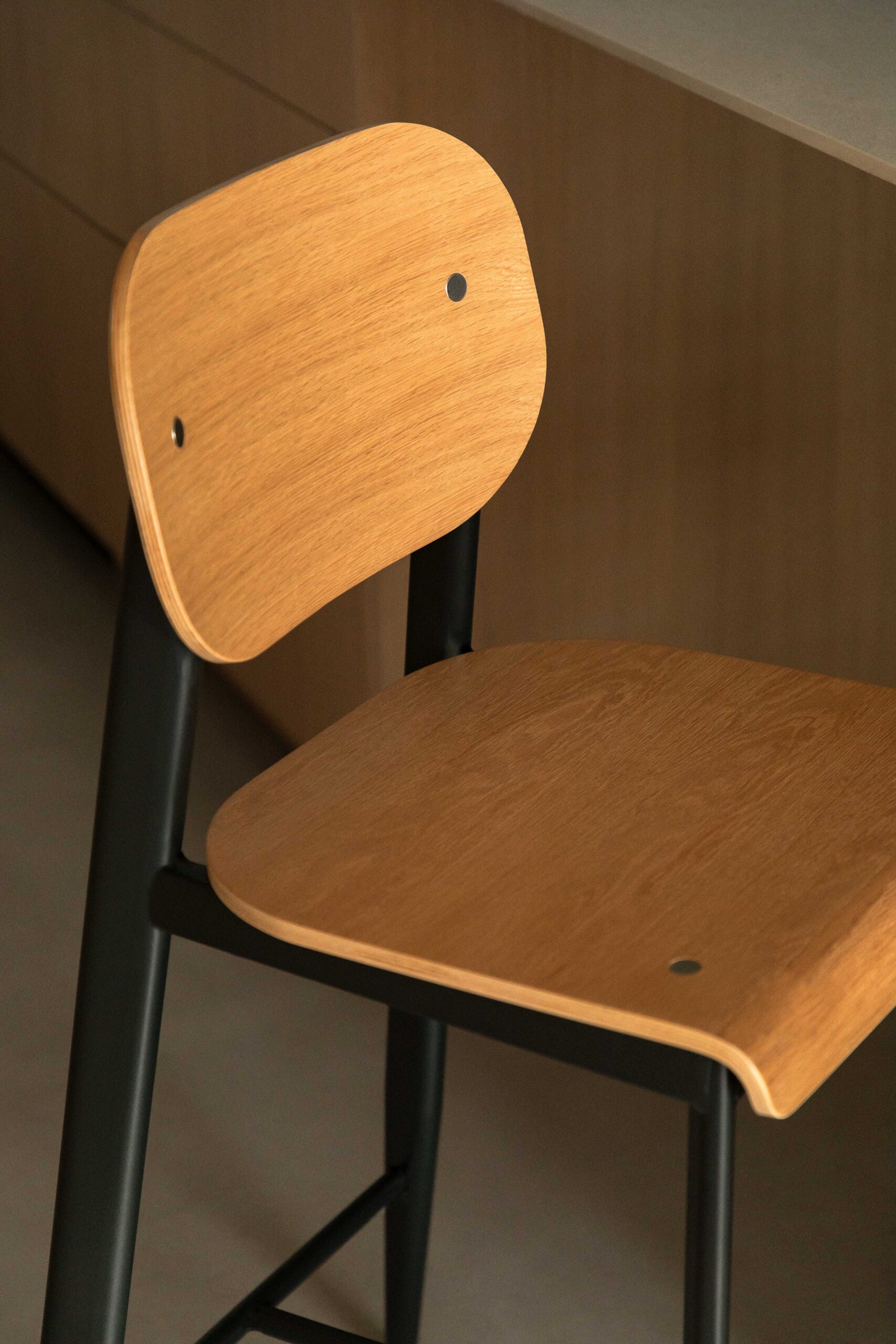 Sgabello alto in impiallacciato rovere (67 cm) E