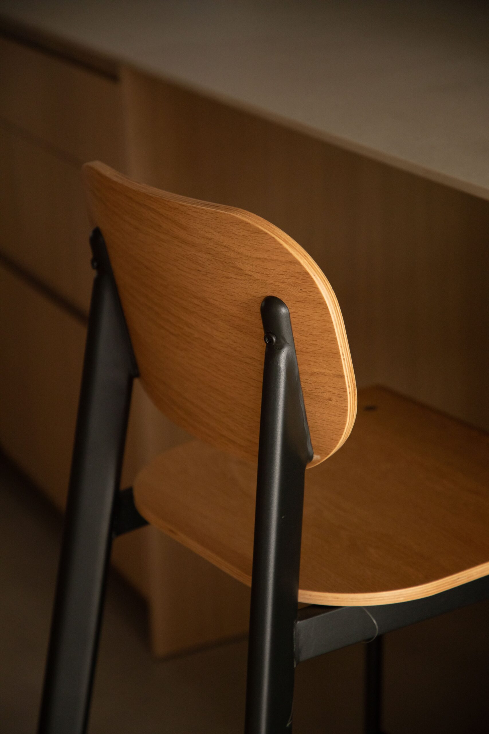 Sgabello alto in impiallacciato rovere (67 cm) E
