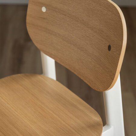 Sgabello alto in impiallacciato rovere (67 cm) E