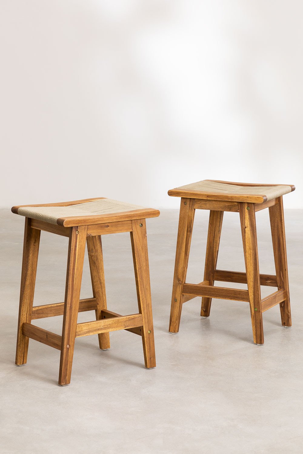 Sgabello alto 65 cm in legno di acacia e corda intrecciata Tenay