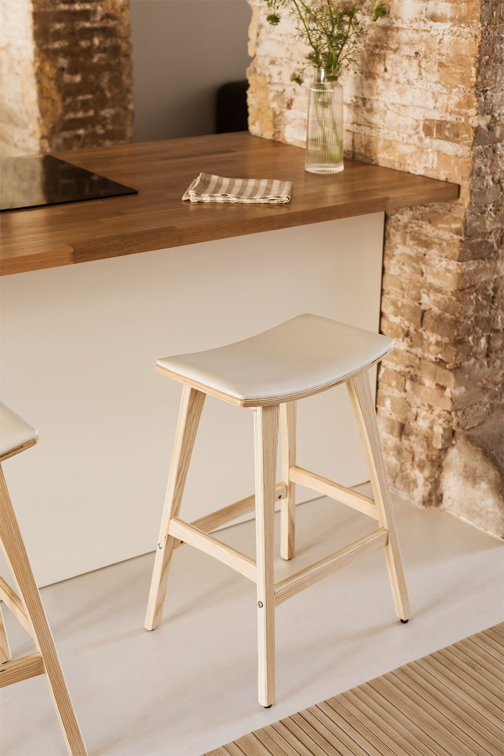 Sgabello alto 65cm in legno e similpelle Lorete