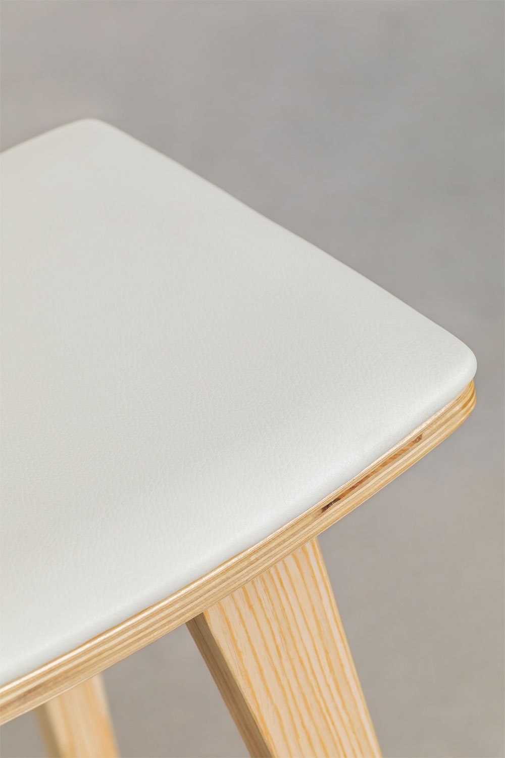 Sgabello alto 65cm in legno e similpelle Lorete