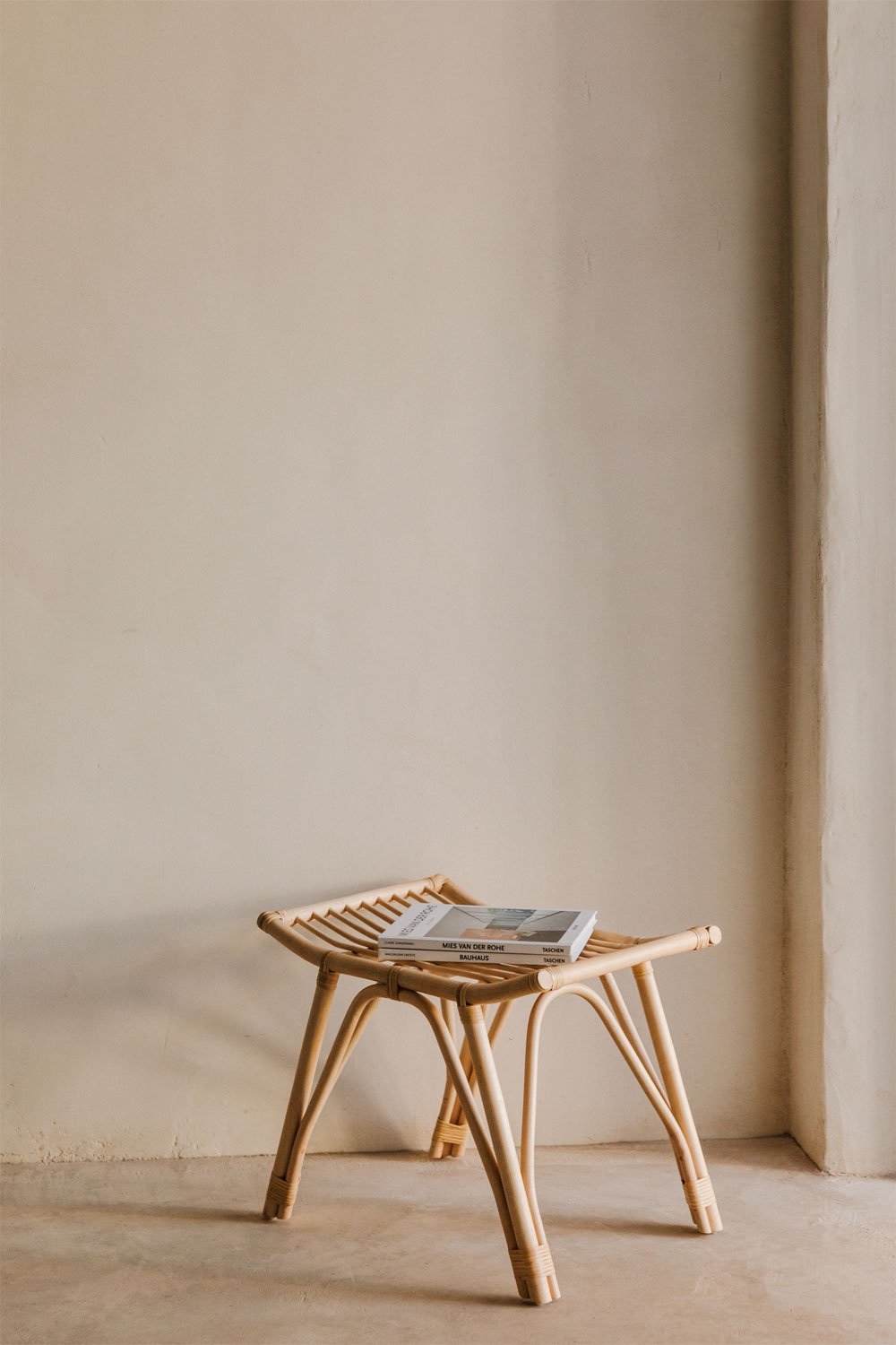 Sgabello basso in rattan Trevijon