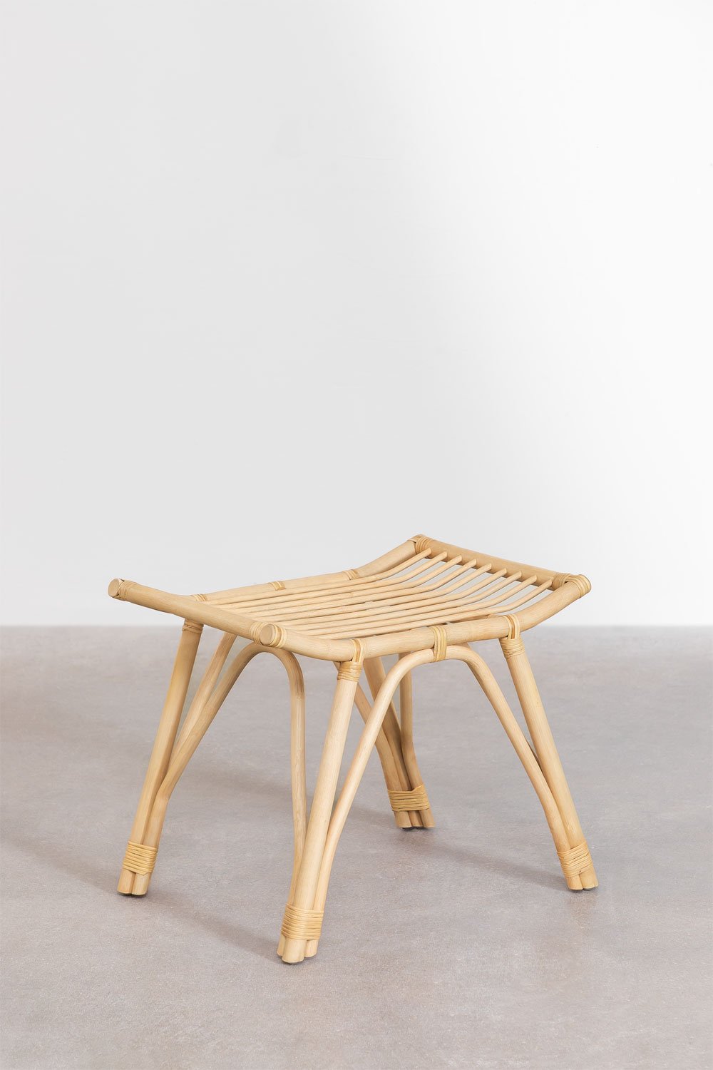 Sgabello basso in rattan Trevijon