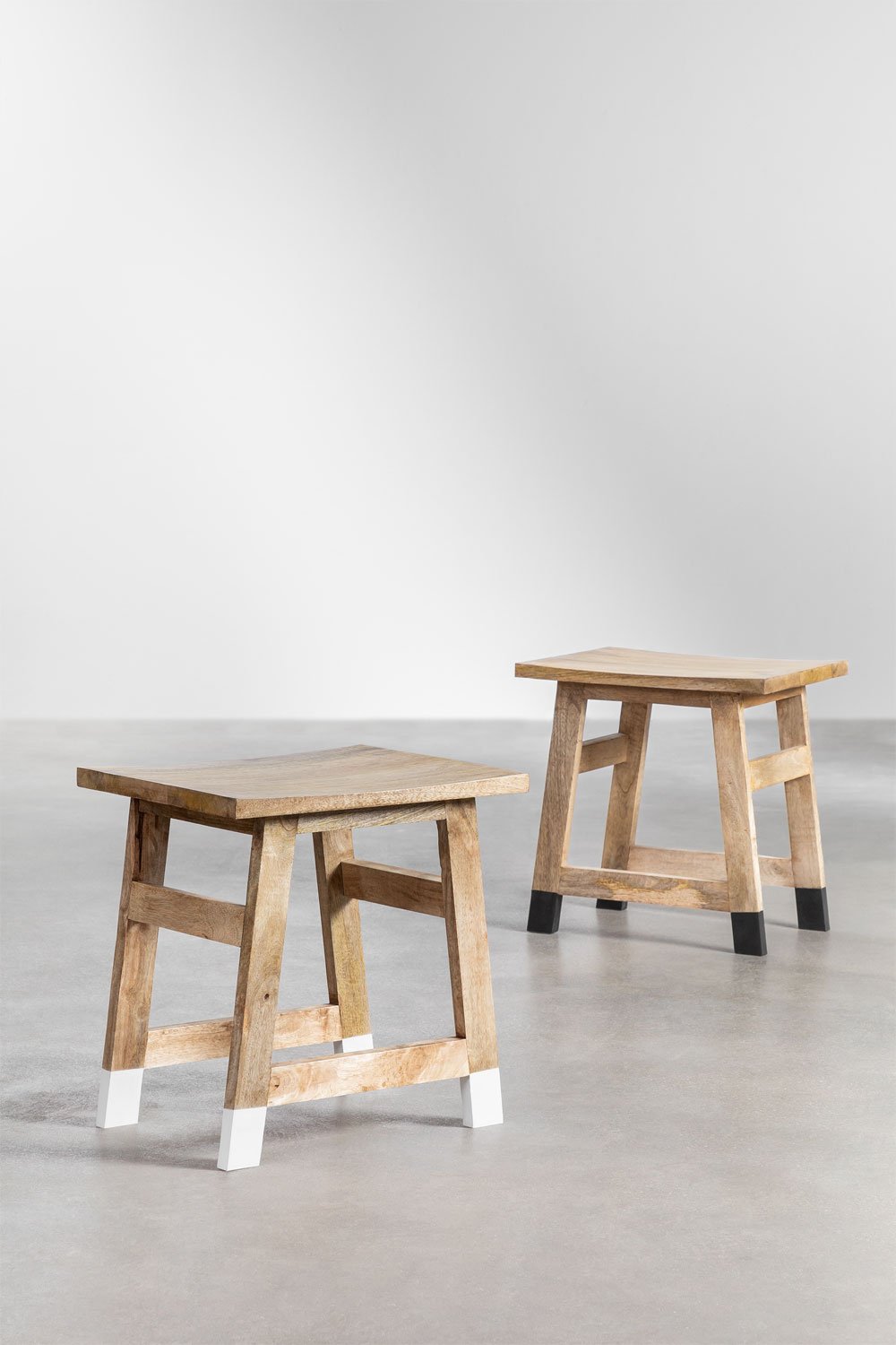 Sgabello basso in legno di mango Pid