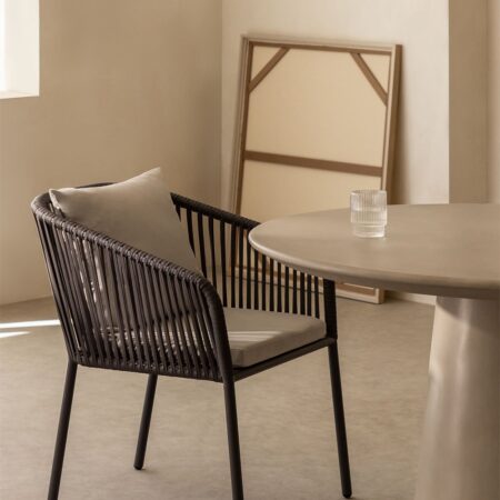 Confezione da 2 sedie da pranzo Arhiza Classic con braccioli in alluminio e corda intrecciata