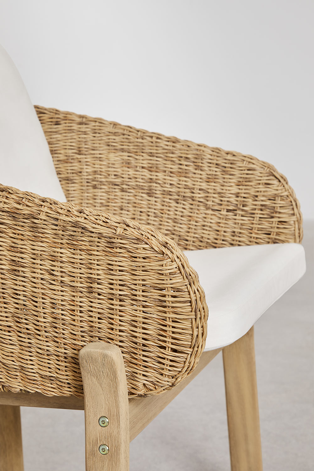Sedia da pranzo Leilan con braccioli in legno di acacia e rattan sintetico