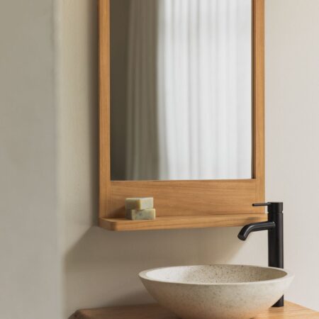Specchio da parete con mensola in legno di teak (50x70 cm) Mazure