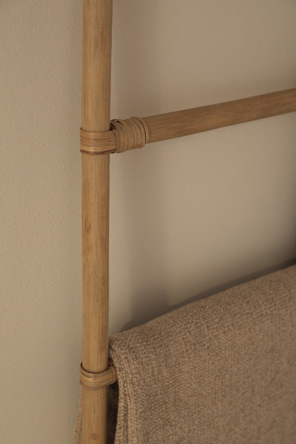Specchio da terra rettangolare in bambù con appendiabiti (153x78,5 cm) Marcus