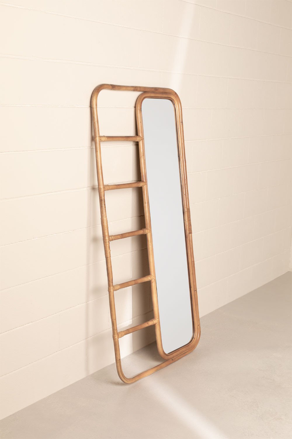 Specchio da terra rettangolare in bambù con appendiabiti (153x78,5 cm) Marcus