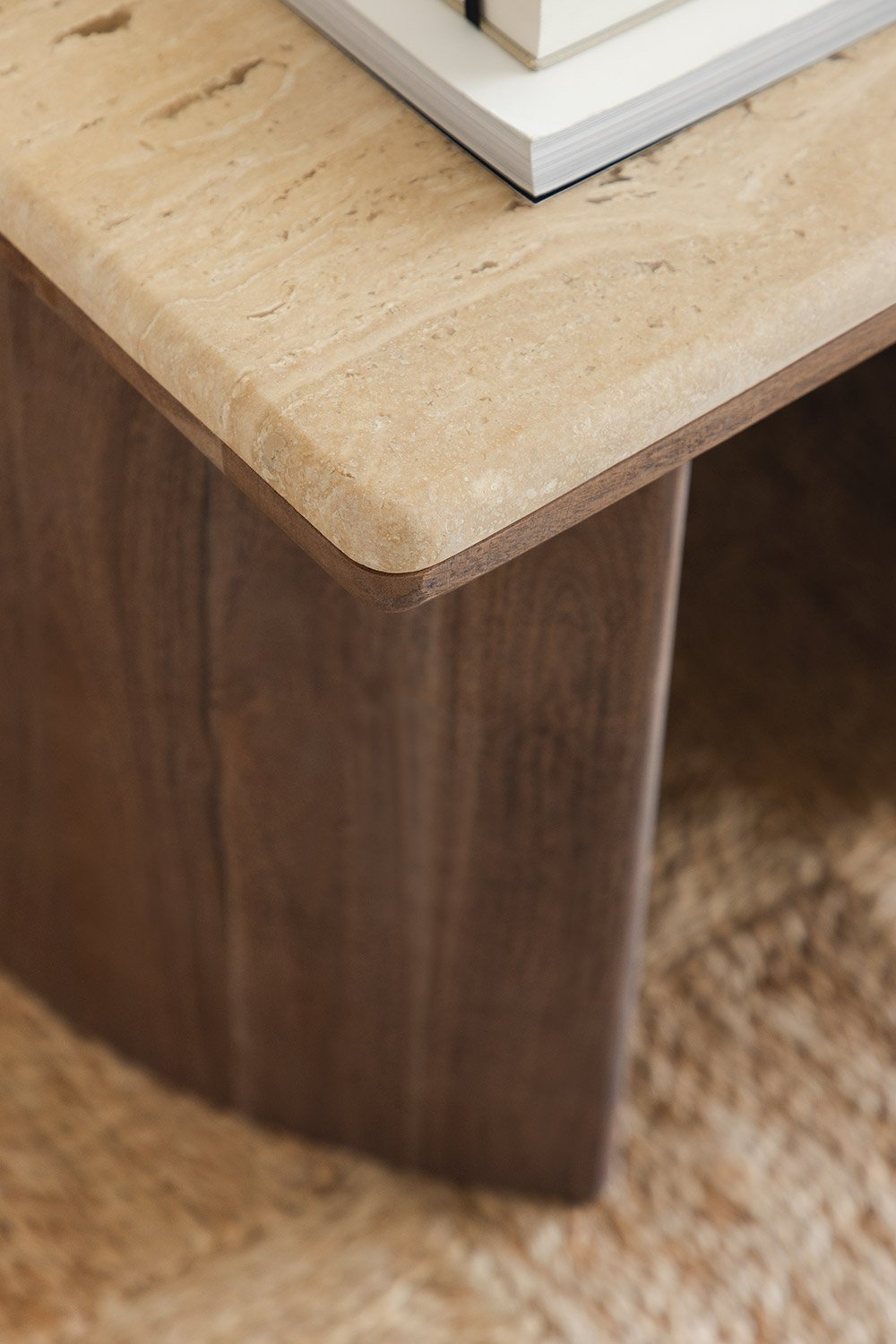 Tavolino Casilda in travertino e legno di acacia