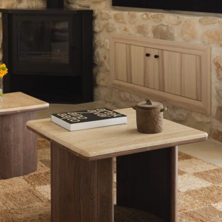 Tavolino Casilda in travertino e legno di acacia