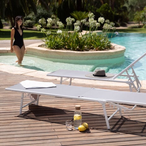 Confezione da 2 lettini prendisole per giardino o piscina, in acciaio rinforzato, design leggero, colore blanc, Dana Light Grey