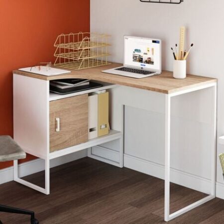 Scrivania angolare ROB in bianco e faggio con nicchia di contenimento e anta dal design industriale