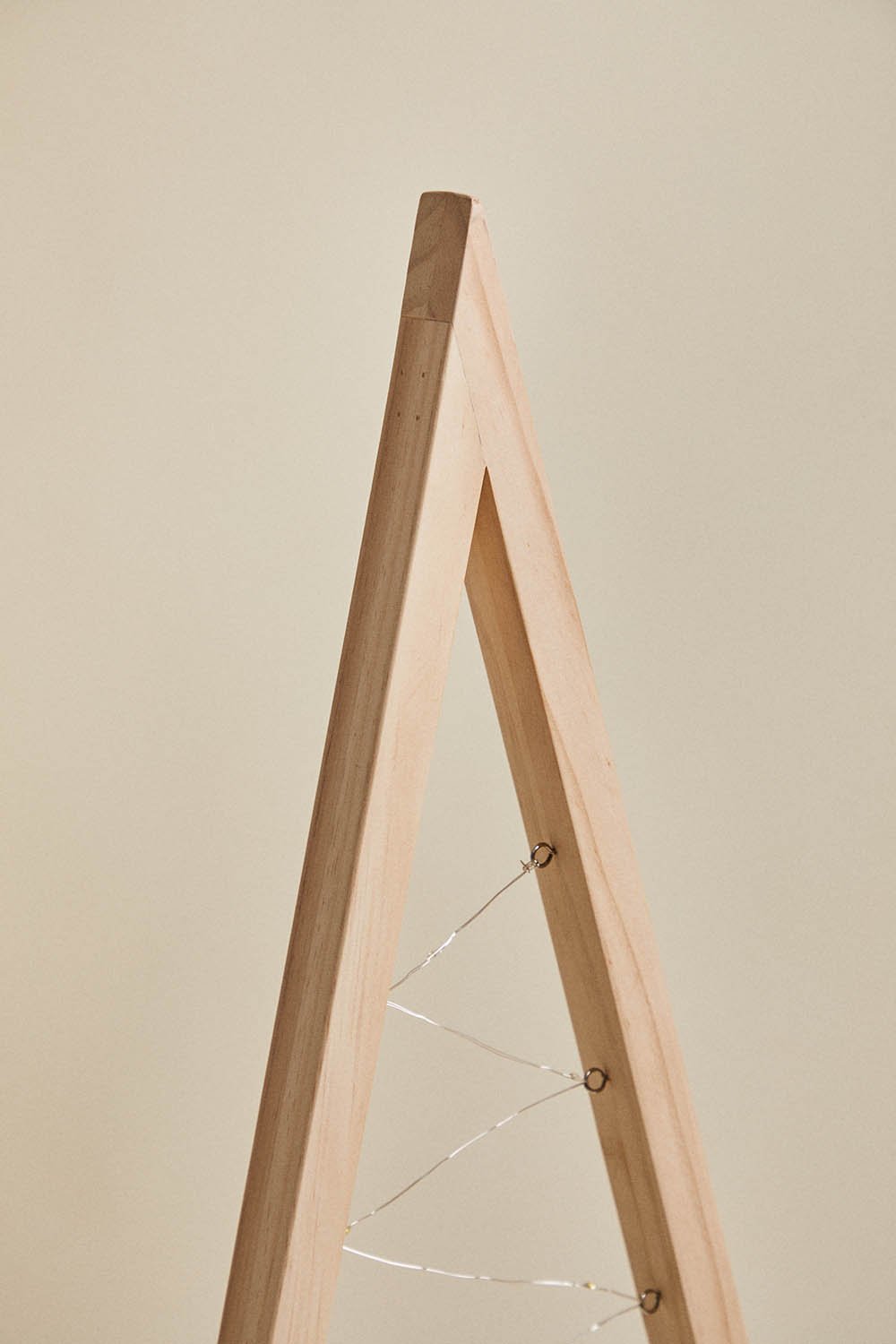 Albero di Natale con luce LED in legno di pino Elwood
