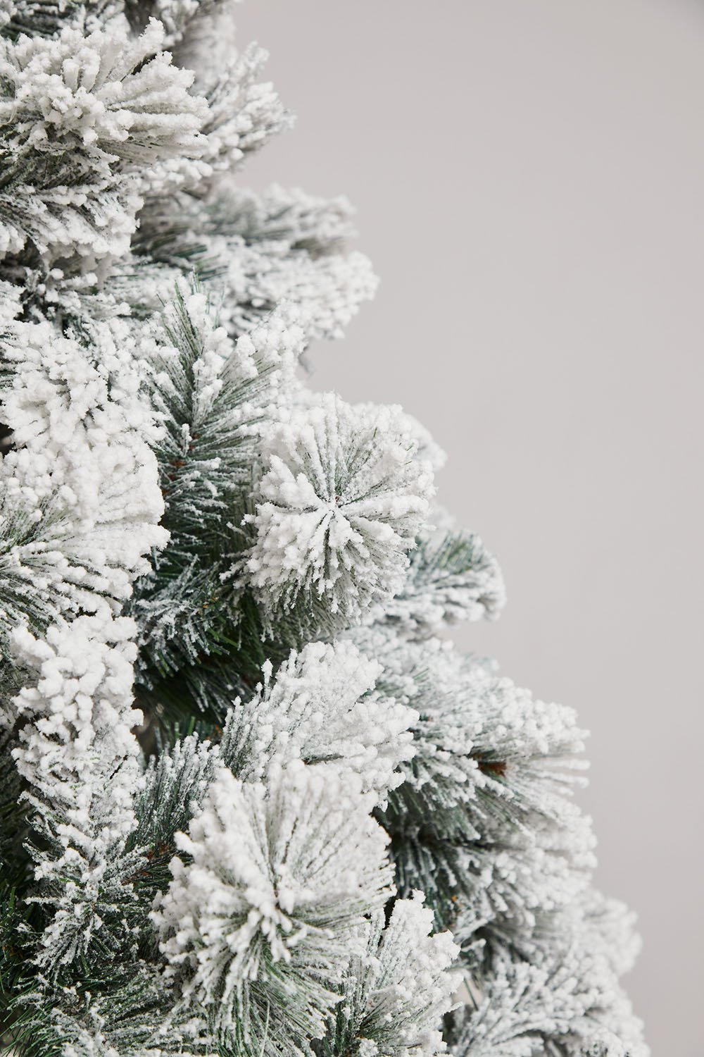 Albero di Natale innevato Aleix