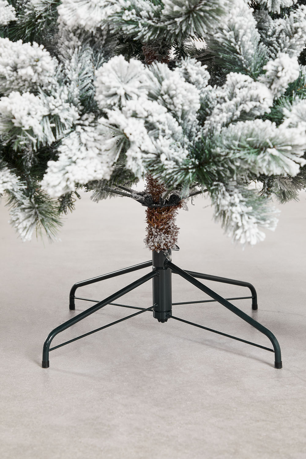 Albero di Natale innevato Aleix