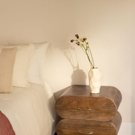 Comodino Elaia in legno di mango 55x35 cm