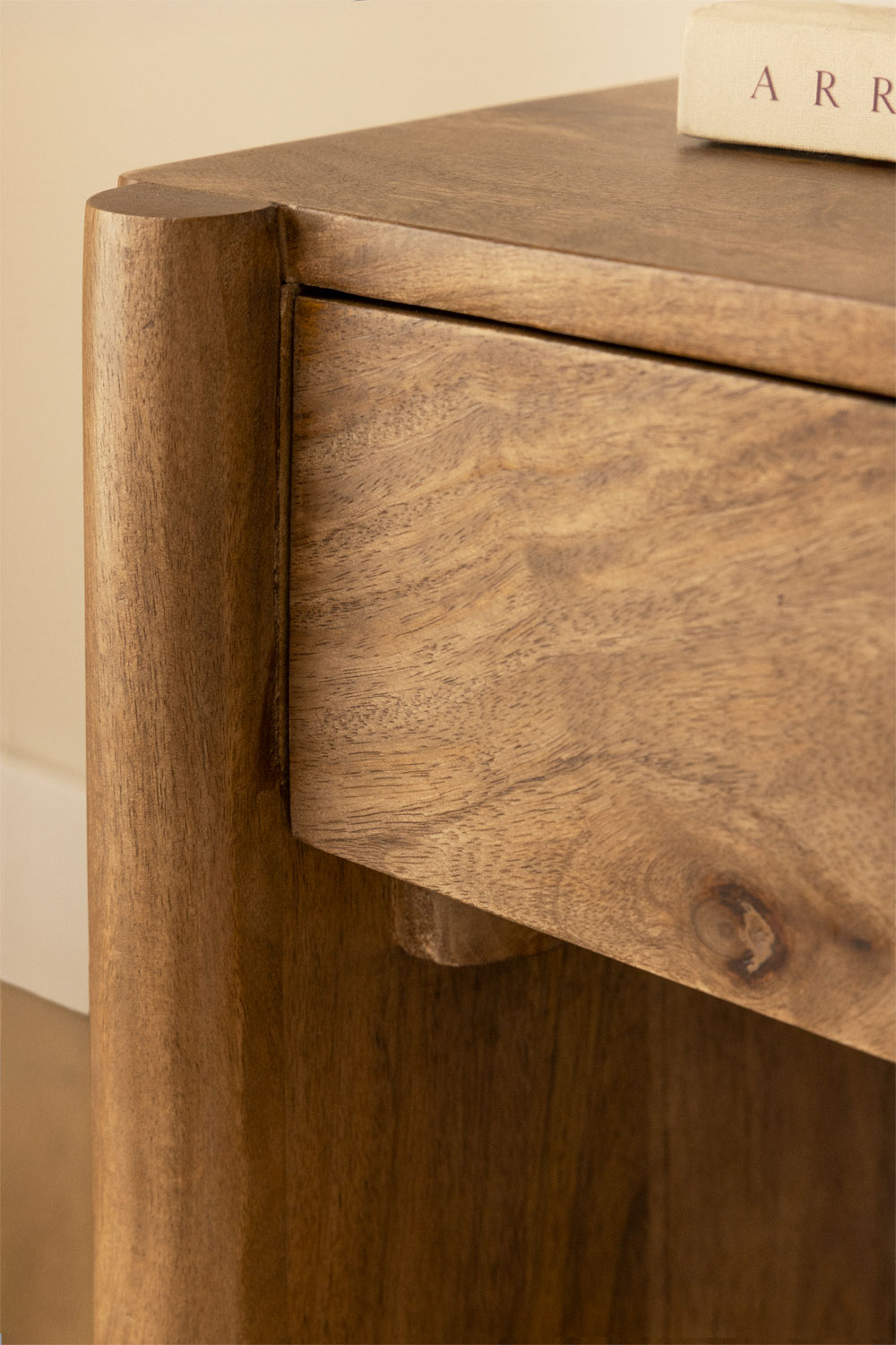 Confezione da 2 comodini 45x45 cm in legno di mango Antonela