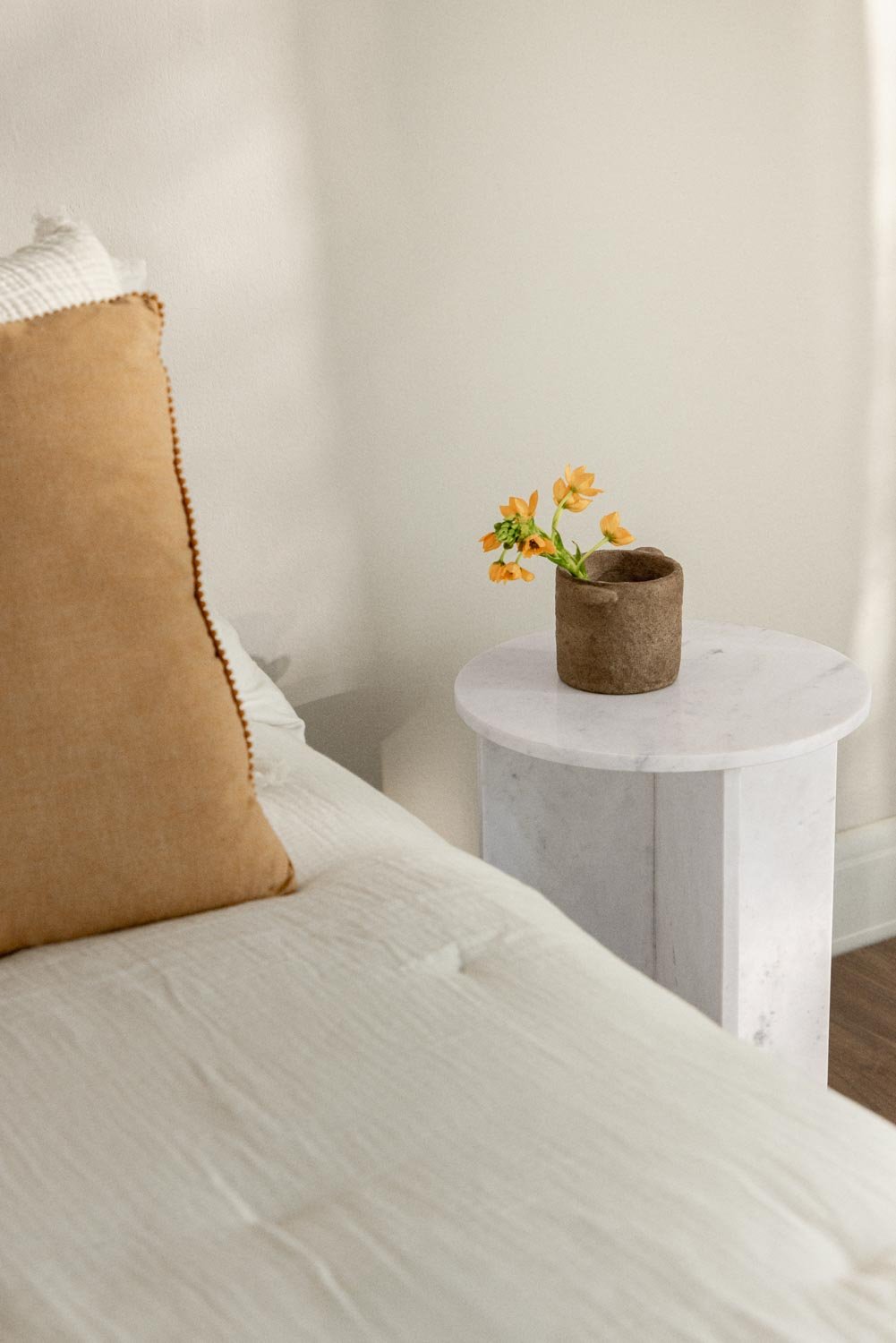 Confezione da 2 comodini rotondi Ø35 cm in marmo Mencia