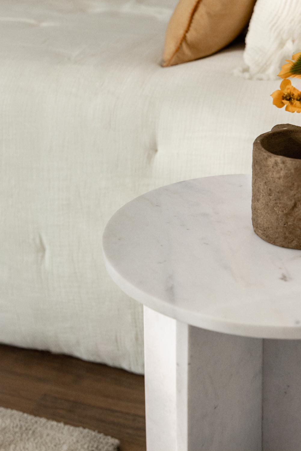 Confezione da 2 comodini rotondi Ø35 cm in marmo Mencia