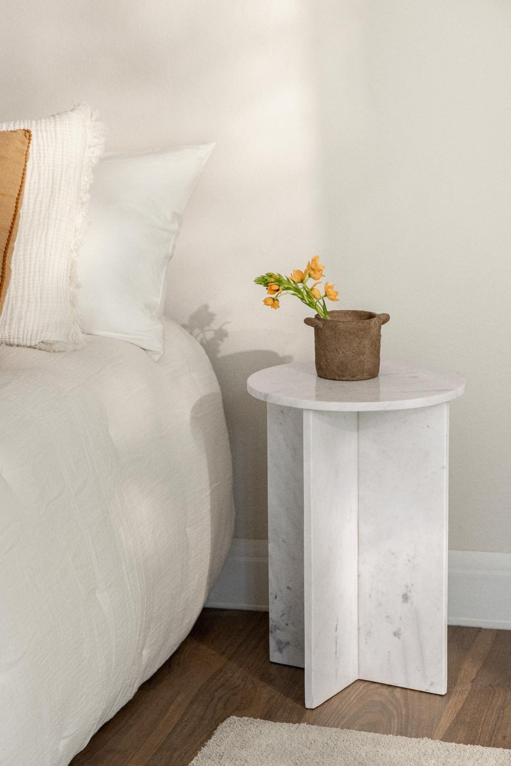 Confezione da 2 comodini rotondi Ø35 cm in marmo Mencia
