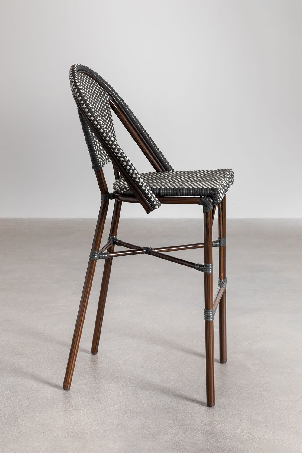 Confezione da 2 sgabelli alti con schienale in alluminio e rattan sintetico Brielle Bistro