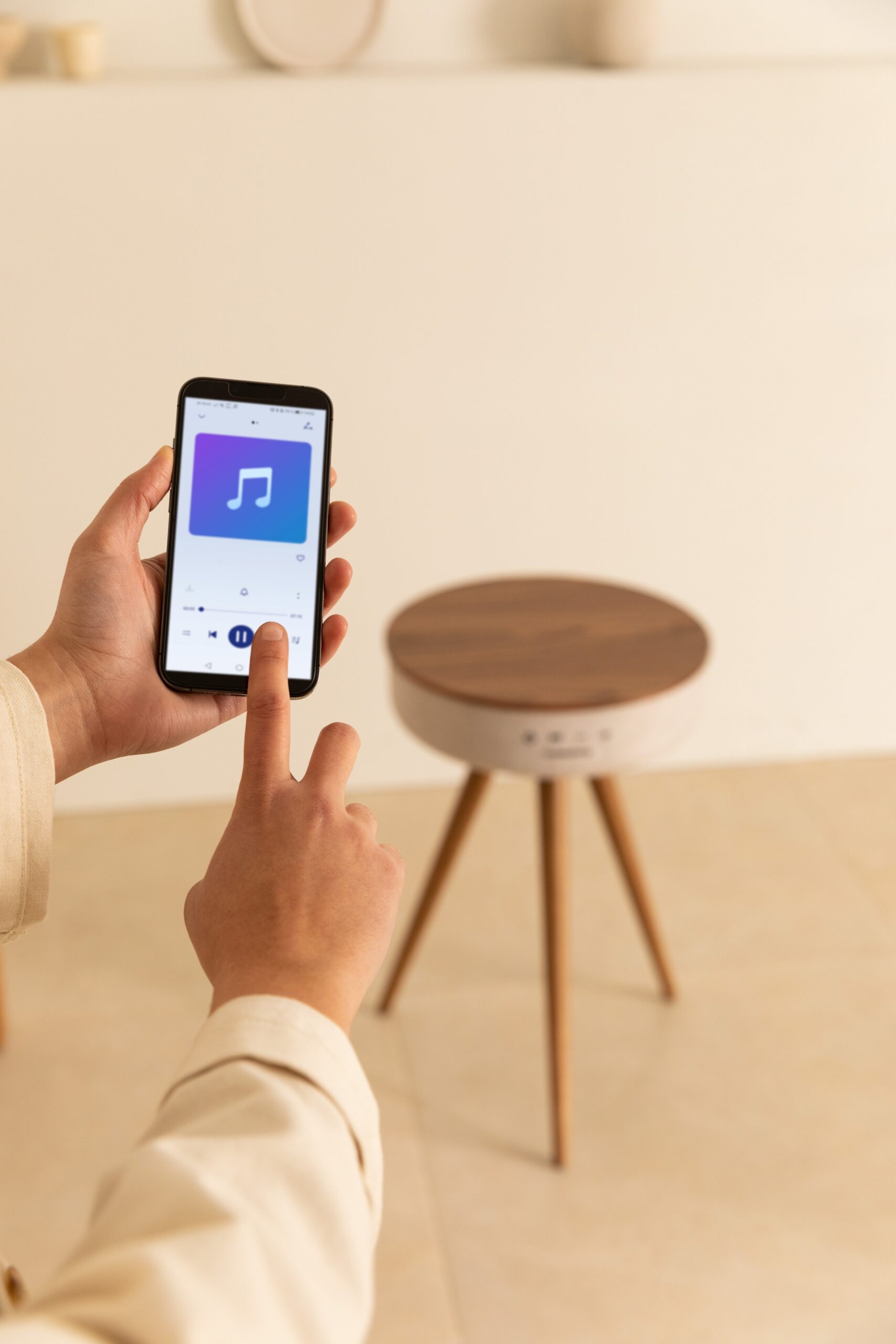 CREATE - SPEAKER TABLE 360 - Tavolo speaker con suono omnidirezionale a 360°, bluetooth e caricatore wireless