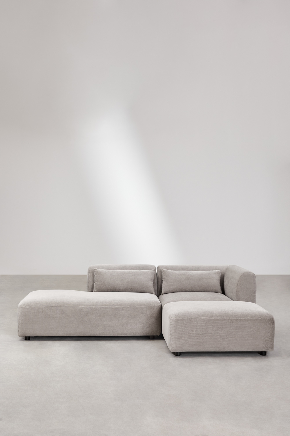 Divano componibile angolare in 2 pezzi con chaise longue sinistra e pouf Fogler