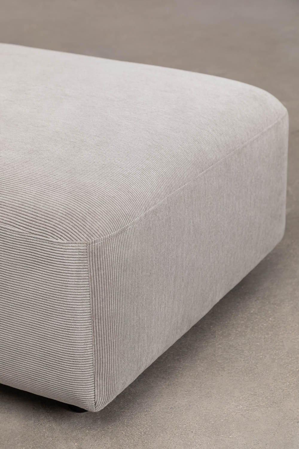 Divano componibile angolare in 2 pezzi con chaise longue sinistra e pouf Fogler