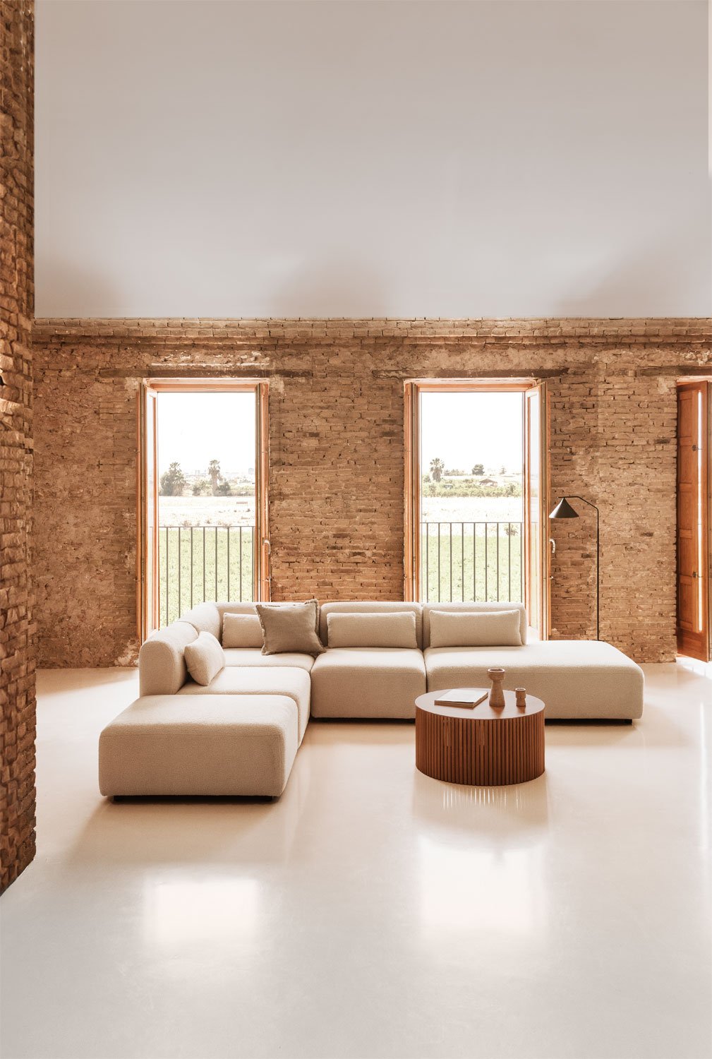 Divano componibile angolare in 4 pezzi con chaise longue destra e pouf Fogler
