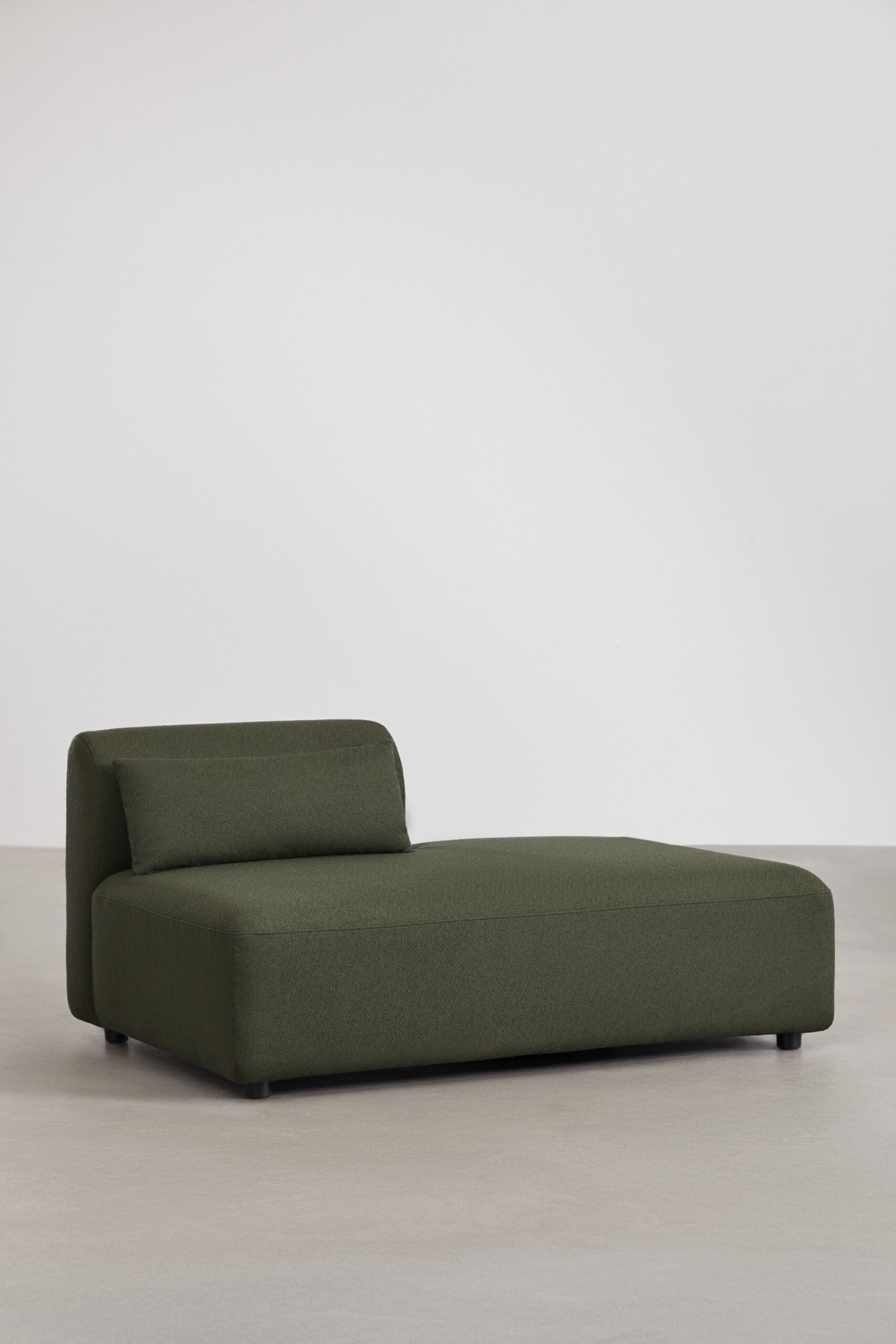 Divano componibile angolare in 4 pezzi con chaise longue destra e pouf Fogler