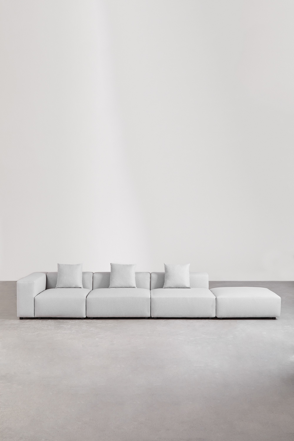 Sofà modulare angolare sinistro a 3 pezzi con bracciolo alto e pouf (↔︎450 cm) Bruna