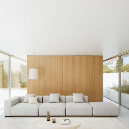 Sofà modulare angolare sinistro a 3 pezzi con bracciolo alto e pouf (↔︎450 cm) Bruna