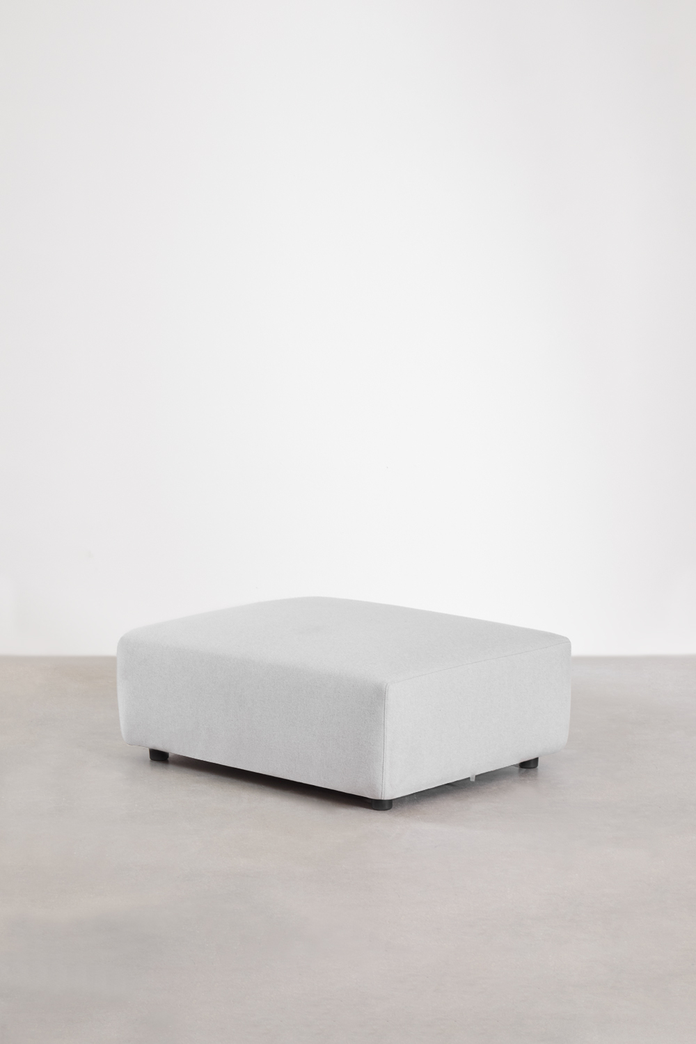 Sofà modulare angolare sinistro a 3 pezzi con bracciolo alto e pouf (↔︎450 cm) Bruna