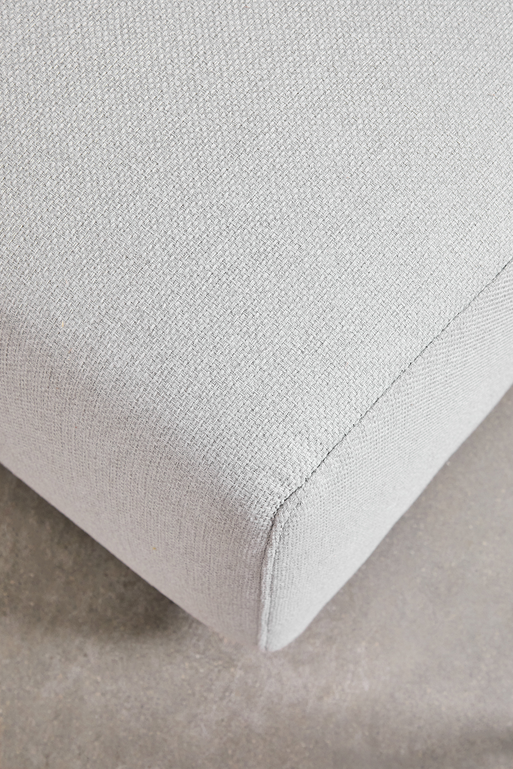 Sofà modulare angolare sinistro a 3 pezzi con bracciolo alto e pouf (↔︎450 cm) Bruna