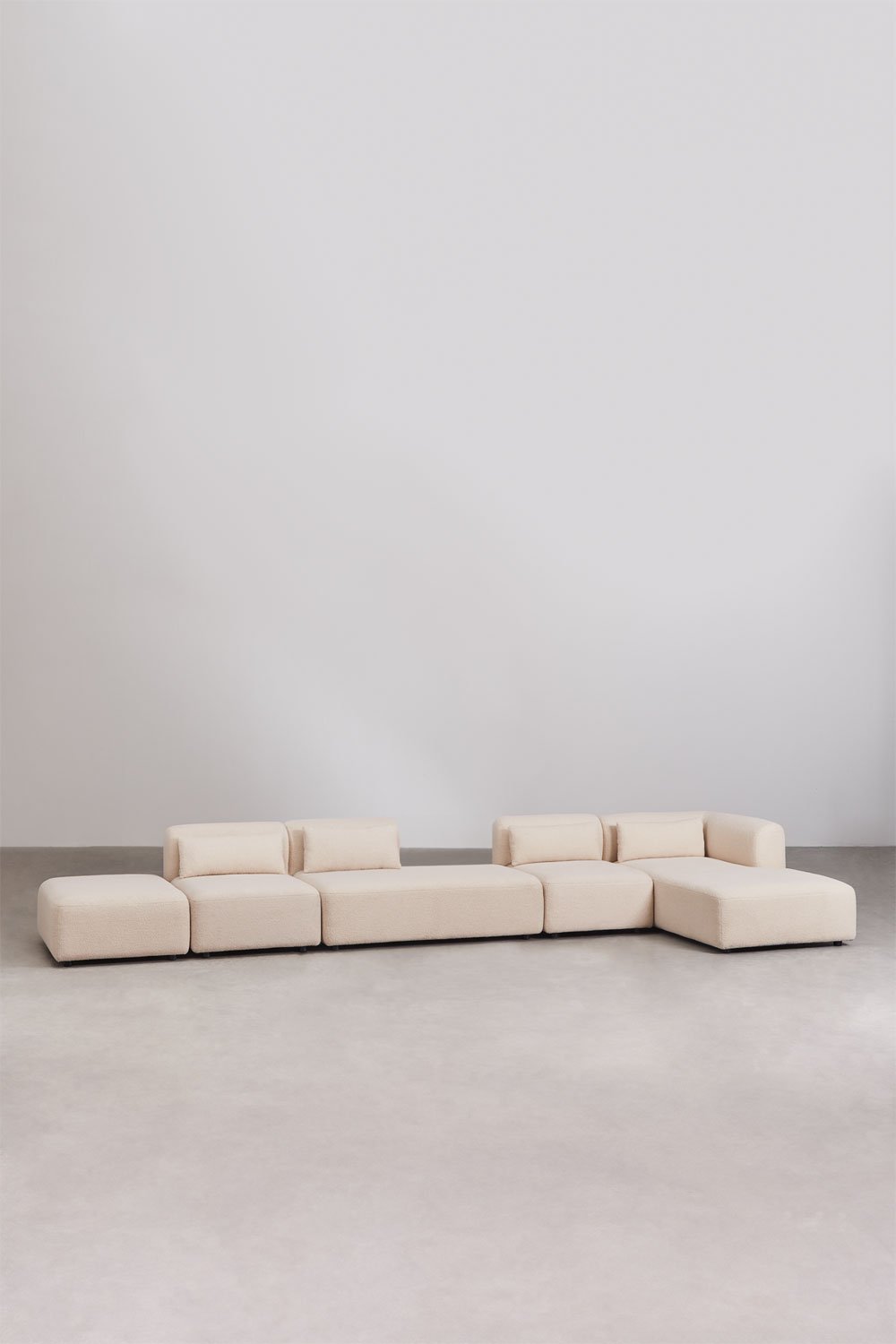 Divano componibile chaise longue angolare destro in 4 pezzi con chaise e puff Fogler