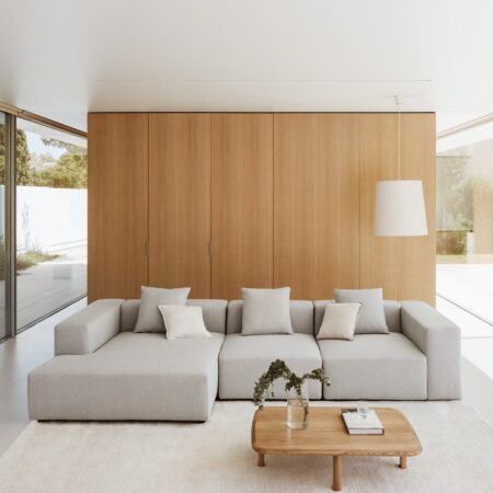 Sofà modulare con chaise longue sinistra a 3 pezzi (↔︎335 cm) con bracciolo alto Bruna