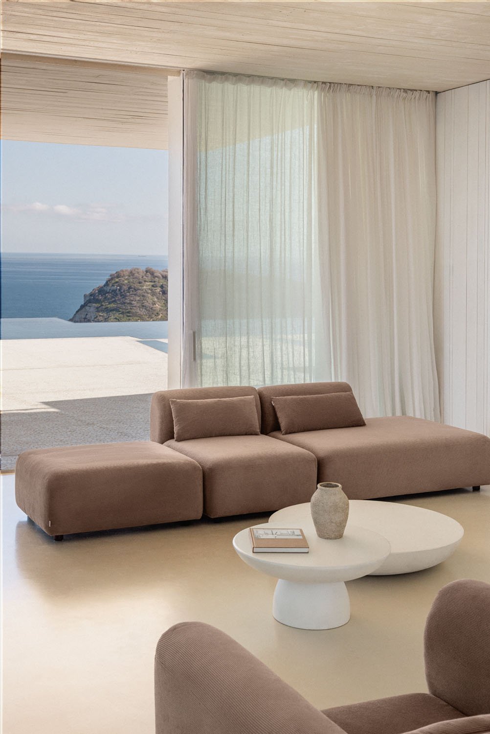Divano componibile in 2 pezzi con chaise longue destra e pouf Fogler