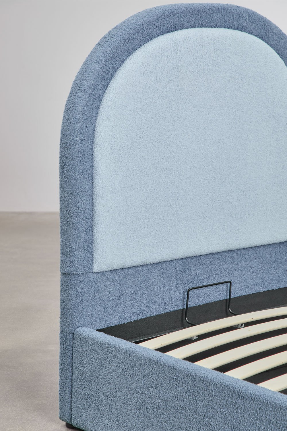 Letto con contenitore ribaltabile in tessuto bouclé Kalwa