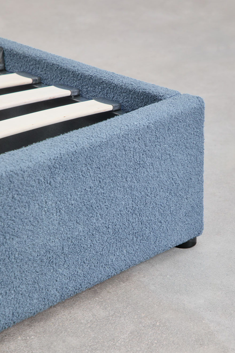 Letto con contenitore ribaltabile in tessuto bouclé Kalwa