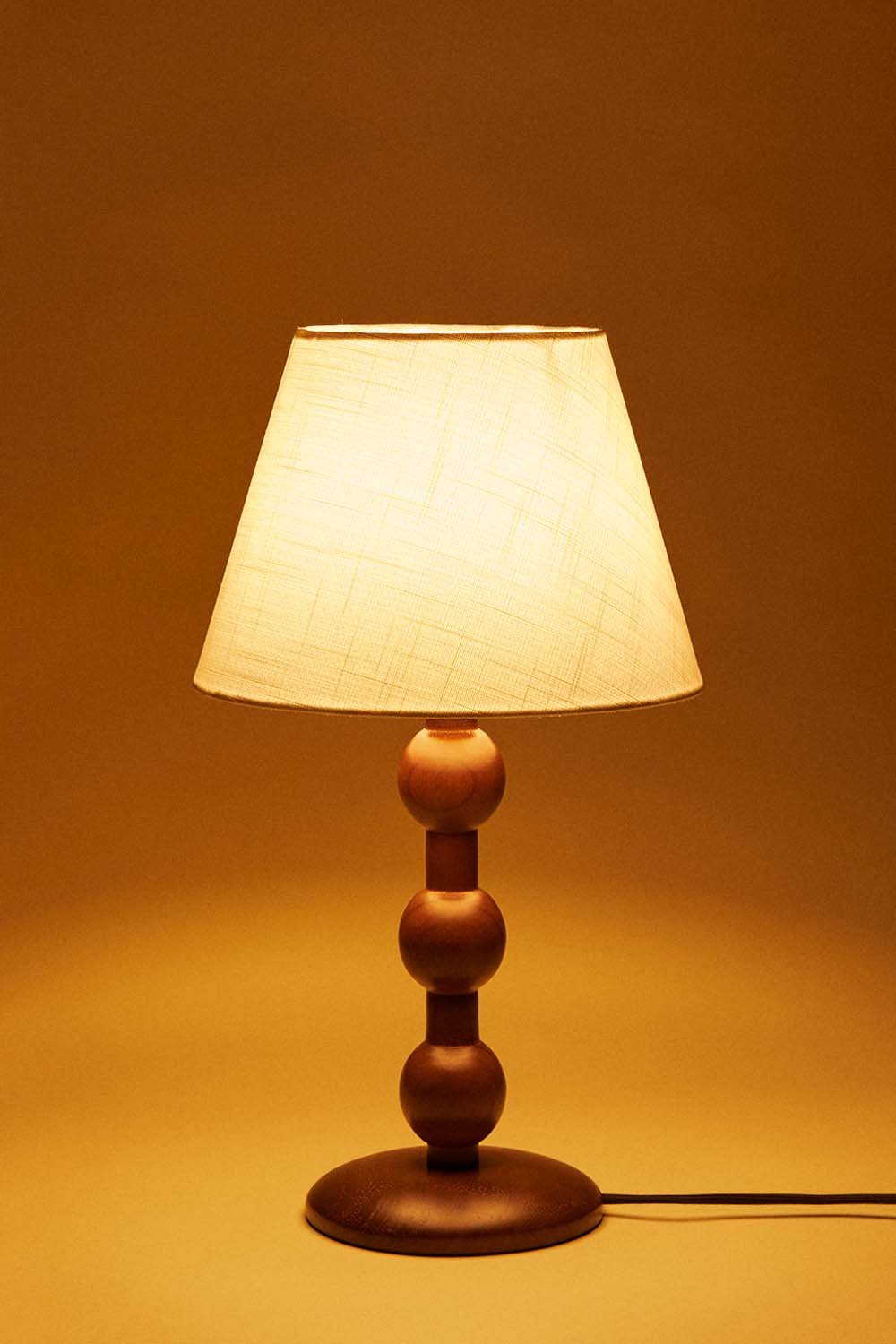 Lampada da tavolo Dorela in legno di caucciù