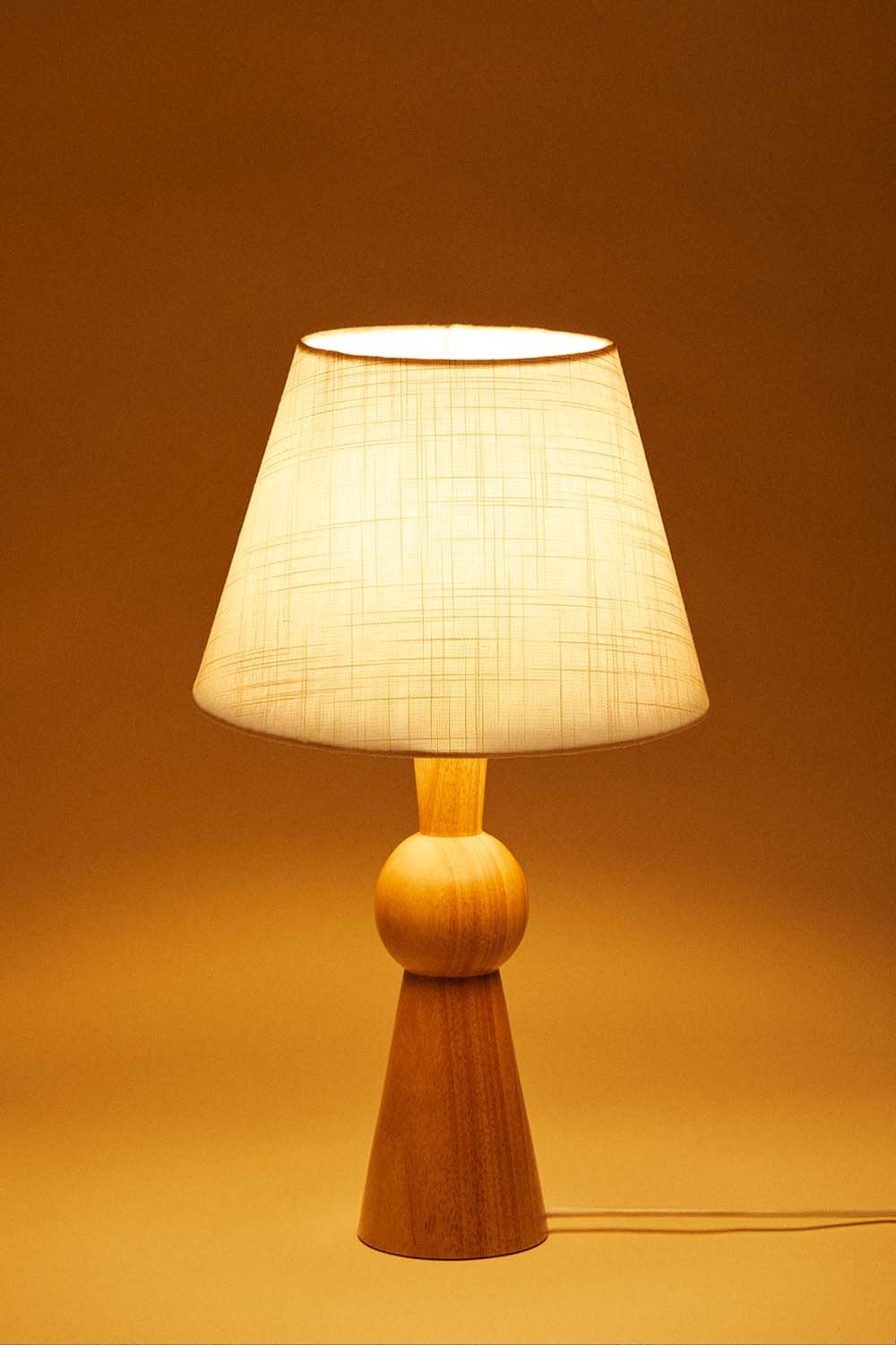 Lampada da tavolo Jevila in legno di gomma