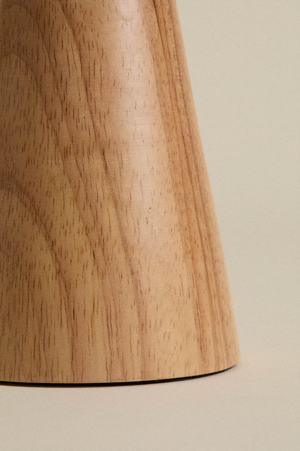 Lampada da tavolo Jevila in legno di gomma