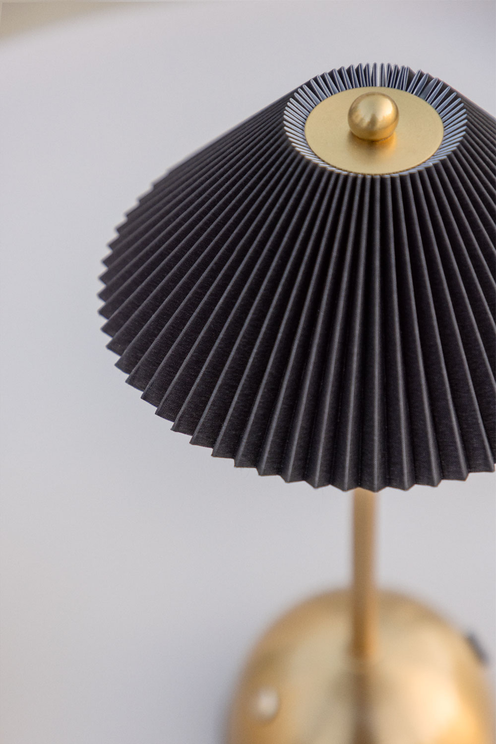 Lampada da tavolo LED wireless in ferro Berila
