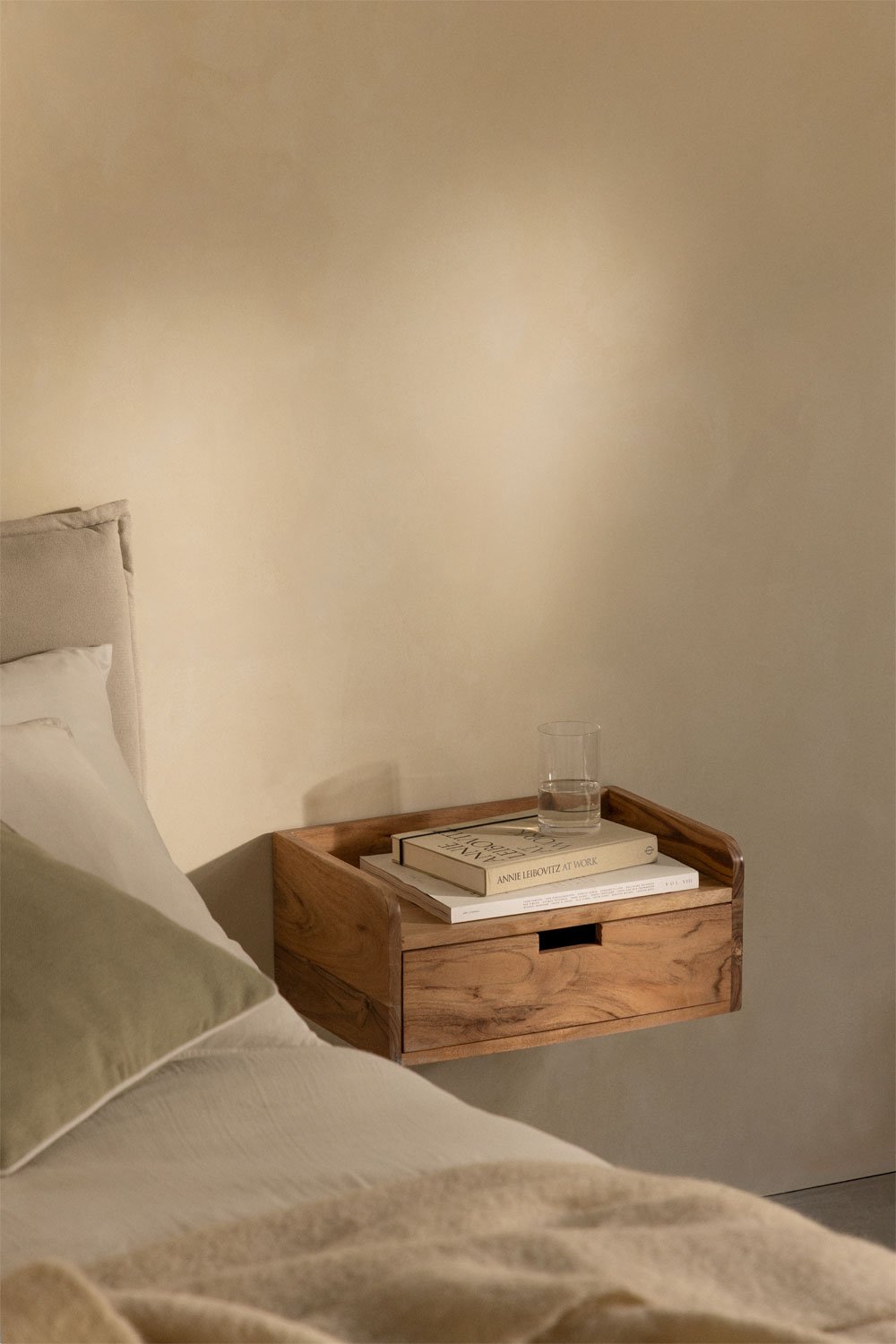 Comodino sospeso 45x30 cm in legno di acacia Narbona