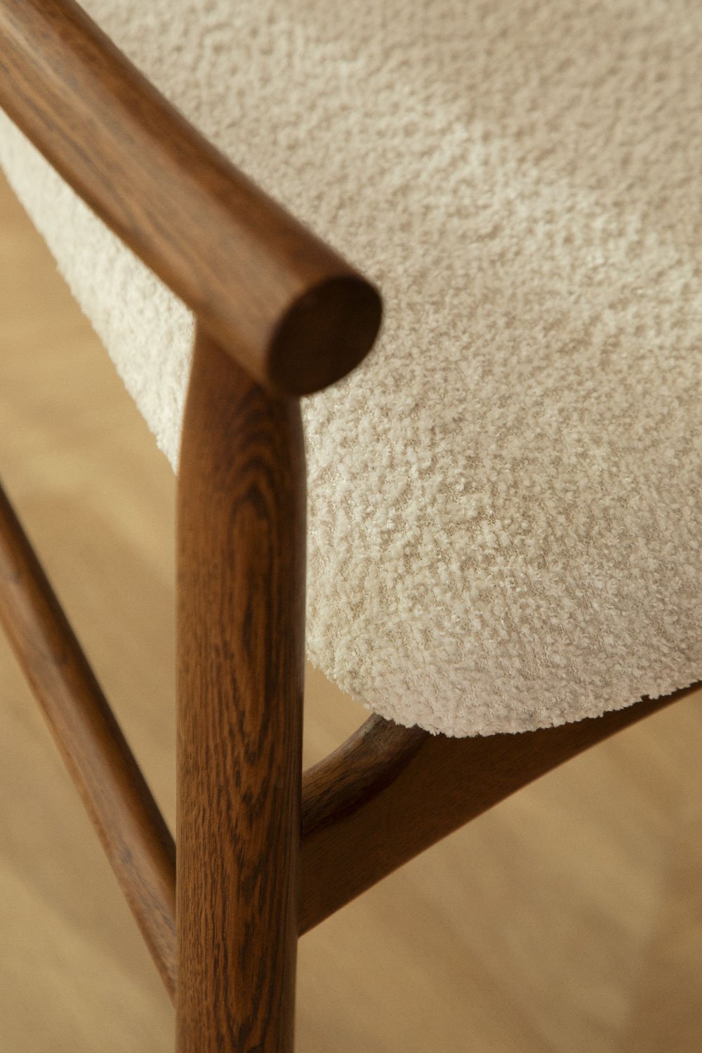 Pacco di 2 sedie da pranzo in legno di rovere e bouclé Mara Signature
