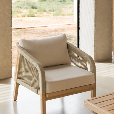 Poltrona in legno di acacia Dubai