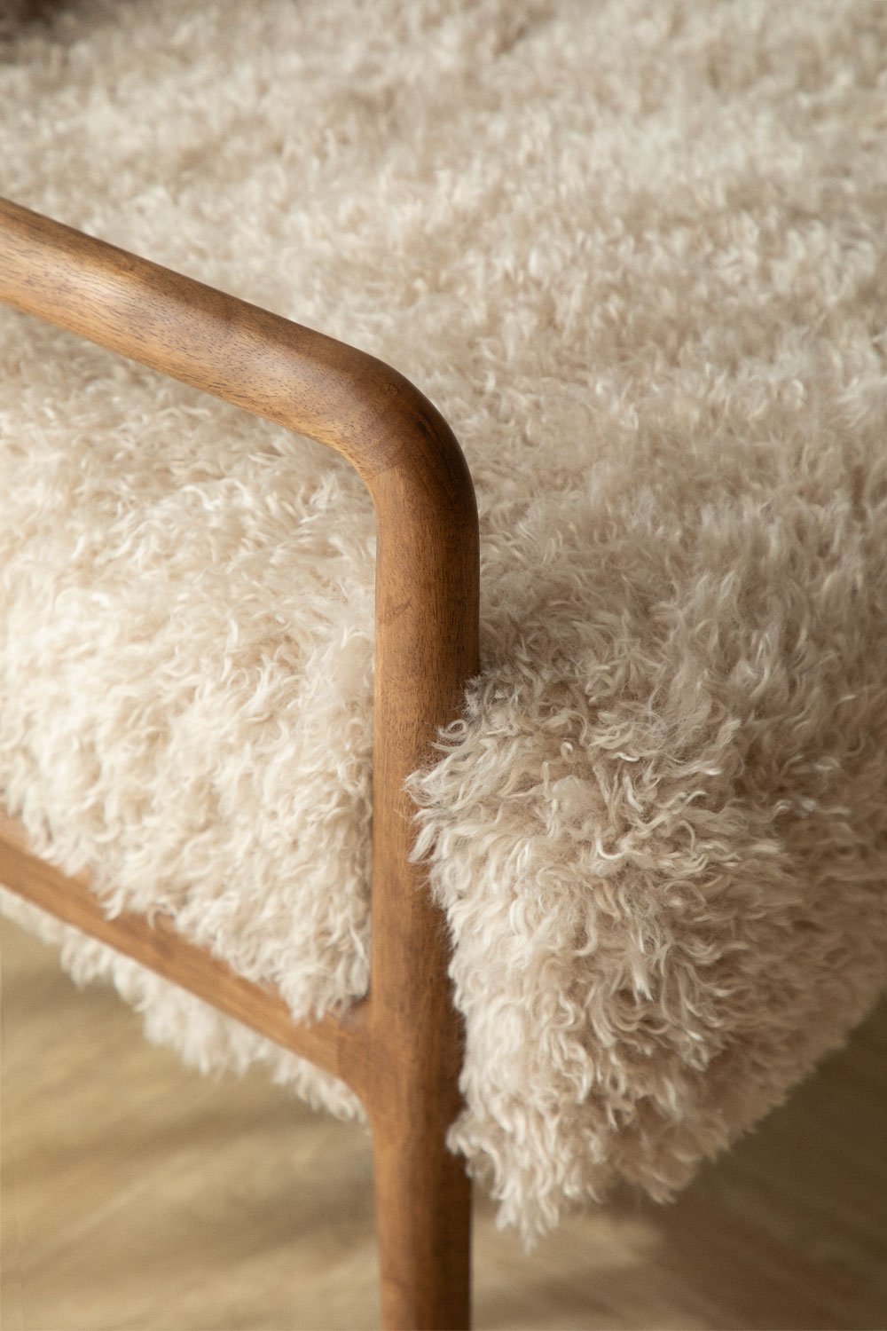 Poltrona in legno di caucciù e pelo sintetico Maylene