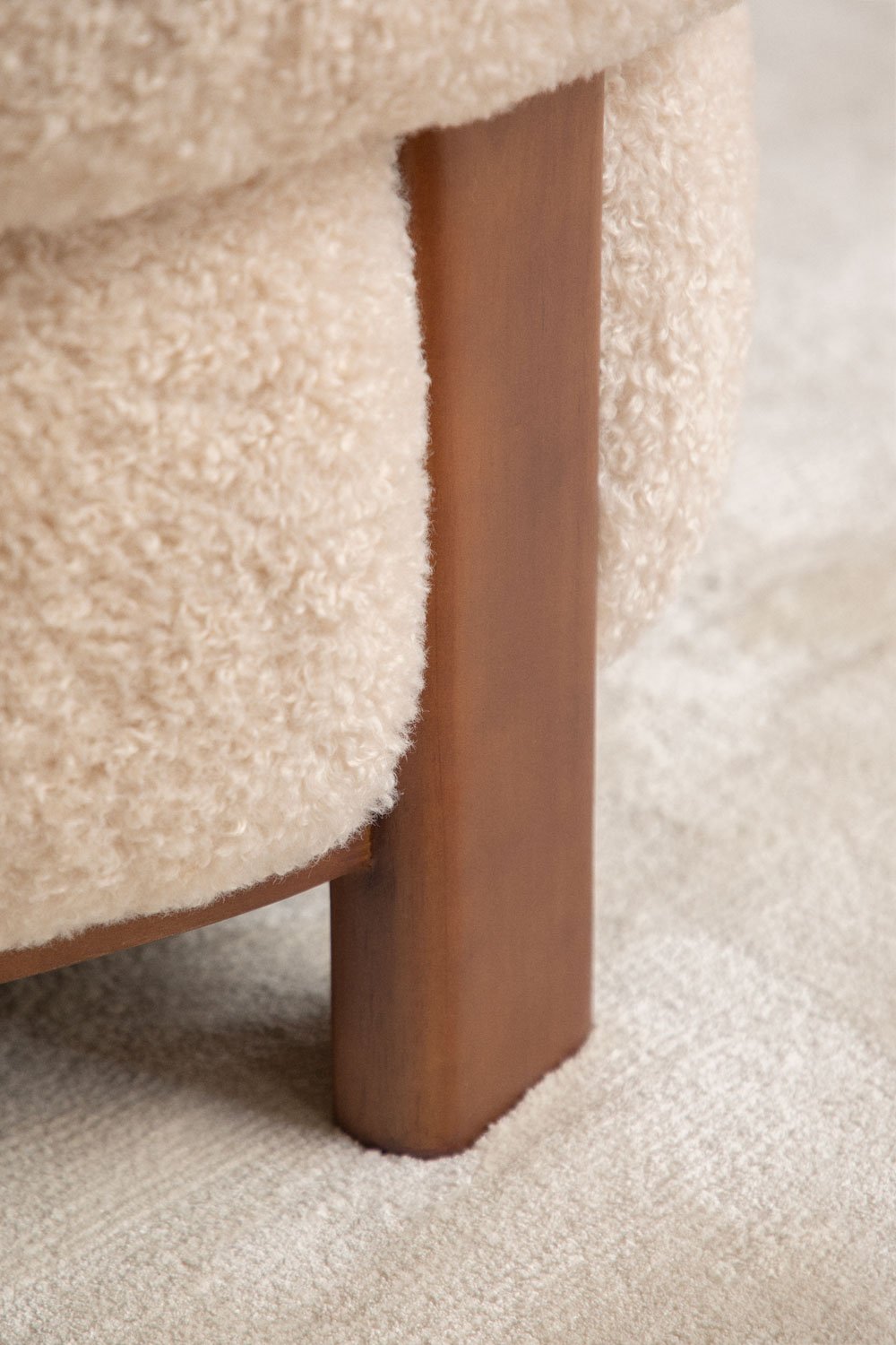 Poltroncina in shearling e legno di gomma